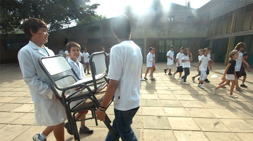 La equiparon: la escuela Juan de Garay ya tiene todas sus mesas y sillas