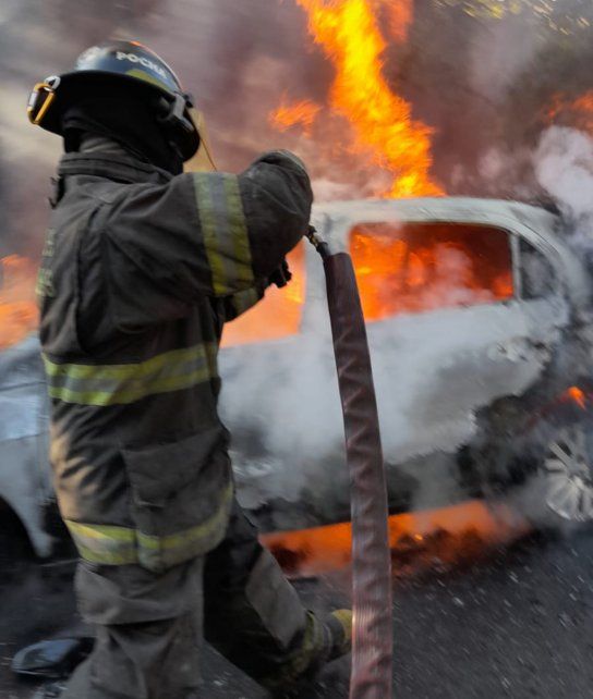 Bomberos Zapadores trabajan en barrio Plata para sofocar el fuego que ya había consumido al auto.&nbsp;