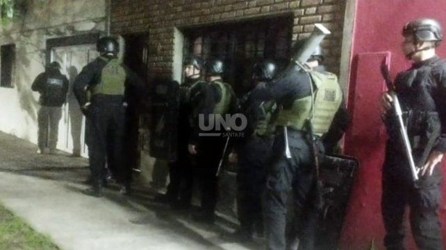 Un negociador de la policía intervino para que un hombre entregara a su beba de 15 días a la madre.