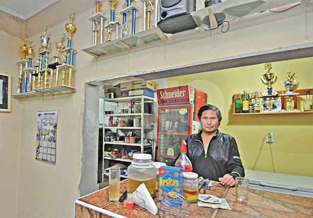 En el bar. El reconocido Venita est   á encargado de la atención al público.