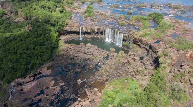 Impactantes imágenes de las Cataratas del Iguazú casi secas