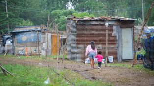 Al rescate social. Los voluntarios de Techo contribuyen a recaudar fondos para luego concretar viviendas sociales en asentamientos.