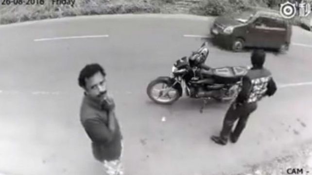 Un ladrón asaltó a un motociclista pero cuando se dio cuenta que lo filmaban, se arrepintió
