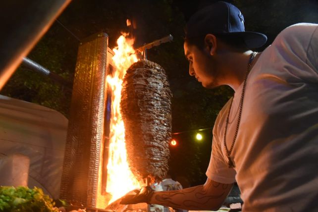 Colectividades levantó el telón con una fiesta de colores y sabores típicos