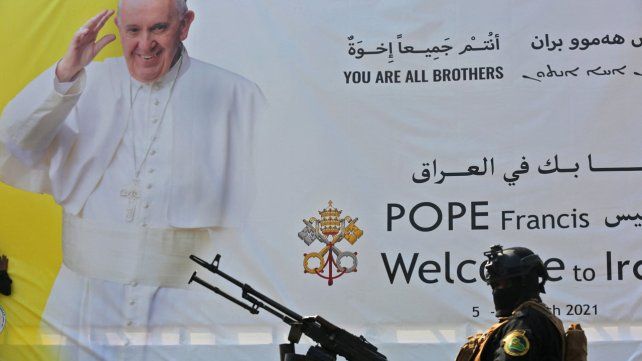 Fuerzas del ejército iraquí custodian la llegada de la comitiva del Papa Francisco a Bagdad.