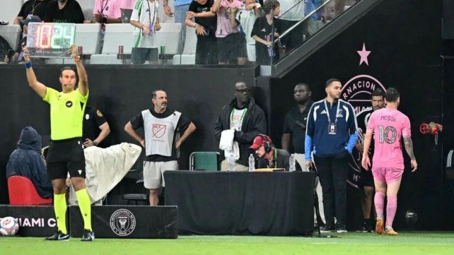 El momento en que Lionel Messi se retiraba del campo de juego en el partido entre Inter Miami y Philadelphia Union.