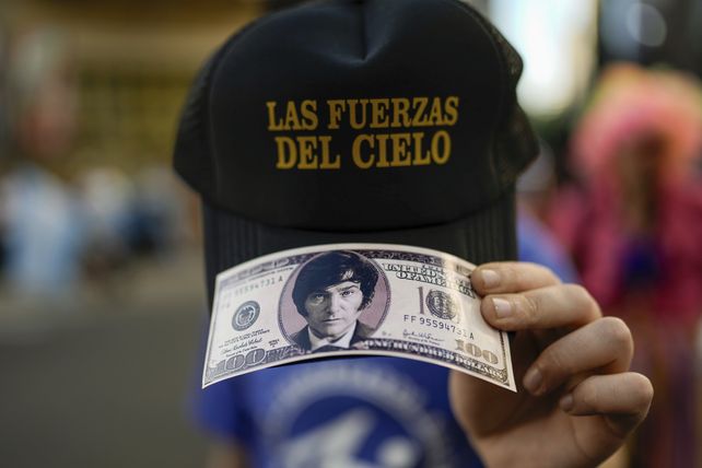Los seguidores de Javier Milei confluyen en el porteño Hotel Libertador.
