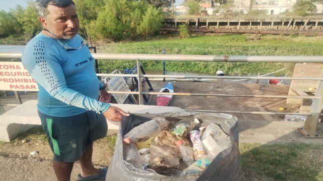 Pablo Taulada con uno de los bolsones repletos de basura.