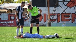 el árbitro José Carreras se acerca hacia la figura del arquero Cristian Correa.&nbsp;