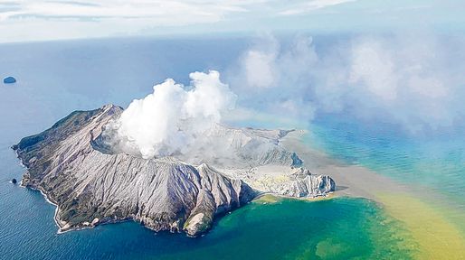 Un volcán entró en erupción y alcanzó a numerosos turistas