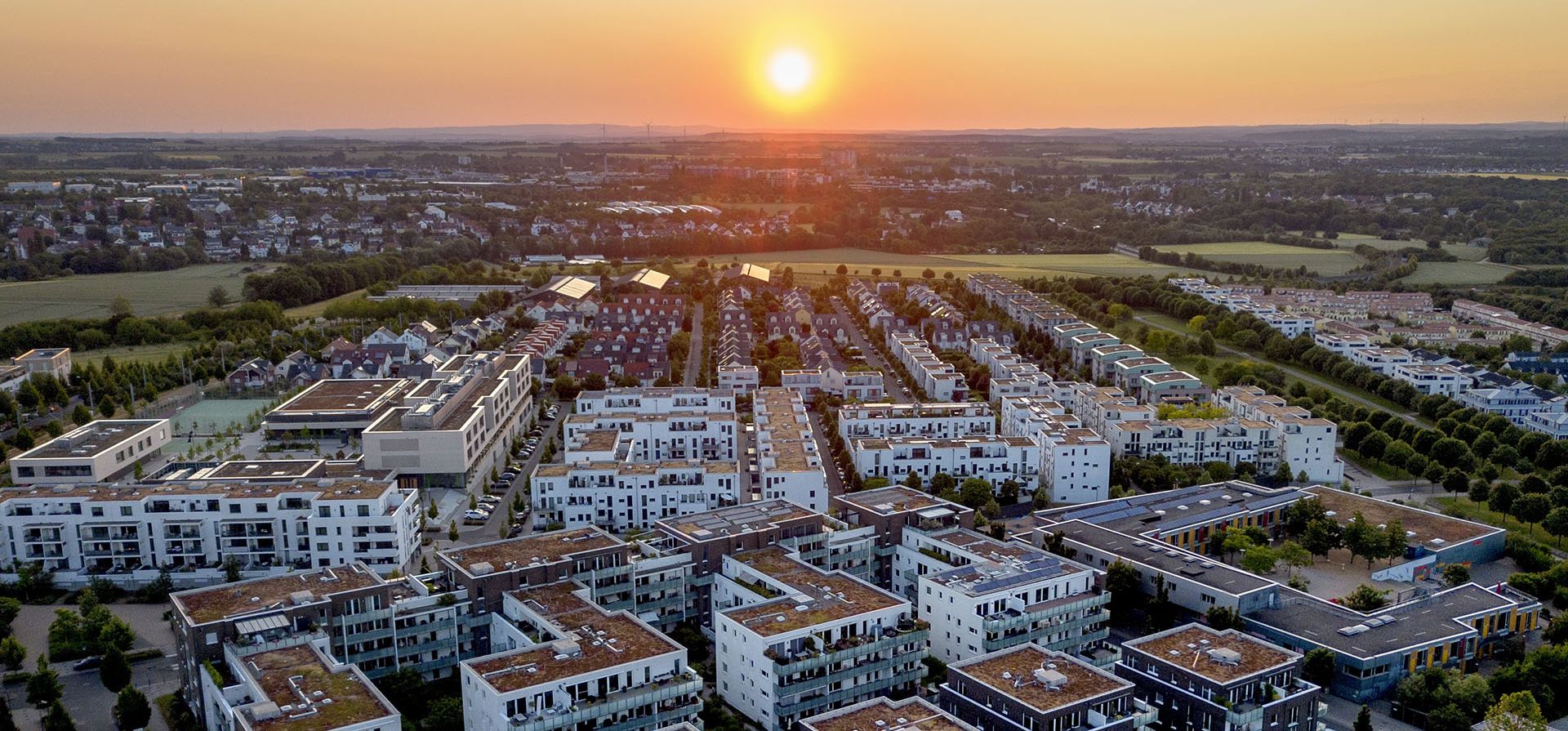 El sol del amanecer ilumina una zona residencial en Frankfurt, Alemania, el lunes 5 de junio de 2023. (AP Photo/Michael Probst) El sol del amanecer ilumina una zona residencial en Frankfurt, Alemania, el lunes 5 de junio de 2023. (AP Photo/Michael Probst)
