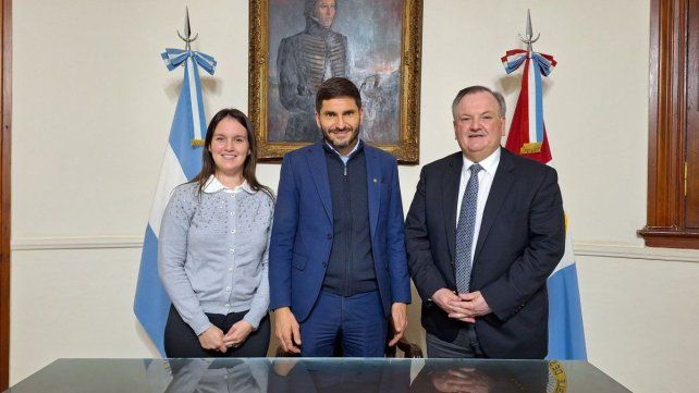 El gobernador Maximiliano Pullaro recibió a la presidenta comunal Dianela Michlig