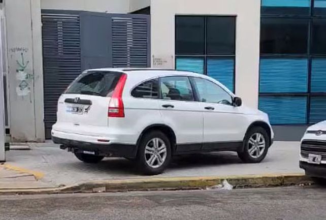 En las redes. El video del conductor de un Honda blanco que circuló por la vereda en Catamarca al 1100 se conoció en Twitter