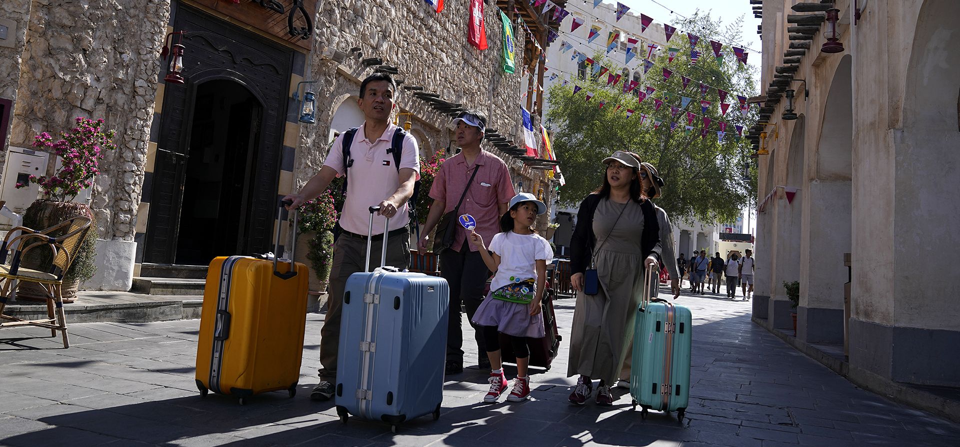 Turistas llegan al mercado Souq Waqif, famoso por sus restaurantes de estilo tradicional, tiendas de souvenirs y antigüedades, en Doha, Qatar, el sábado 26 de noviembre de 2022. (Foto AP/Aijaz Rahi)
