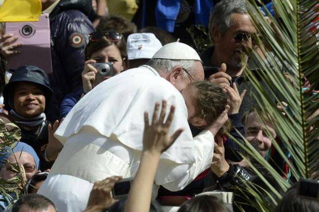 Jorge Bergoglio recorrió la Plaza San Pedro en el papamóvil y saludó a muchos chicos.