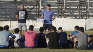 El colorado Oyarbide fue presentado y luego dirigió la práctica en el estadio José Martín Olaeta.