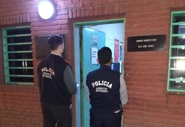 Efectivos de la exAsuntos Internos en la sede del Comando Radioel&eacute;ctrico de Villa Gobernador G&aacute;lvez.&nbsp;