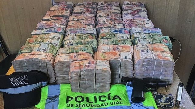 Un arma de guerra cargada y $16 millones a bordo