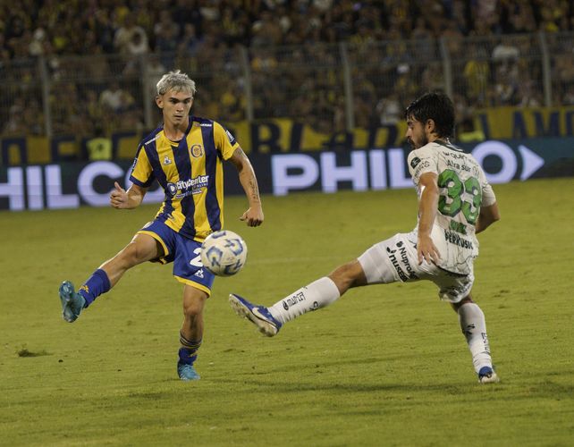 El juvenil Santi López intenta el desequilibrio en el mano a mano contra el defensor de Sarmiento.