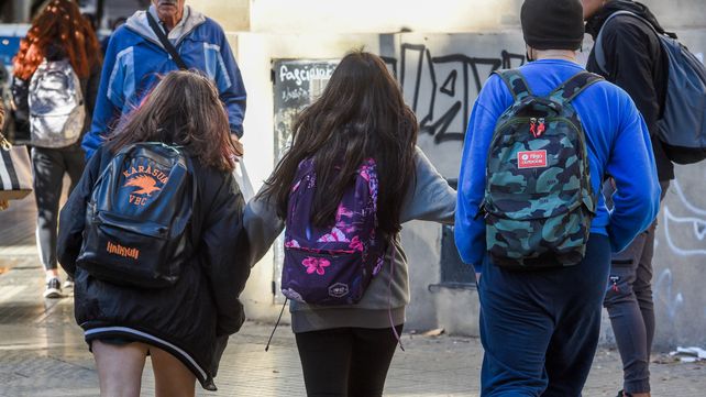 Advierten problemas en los niños por llevar mucho peso en las mochilas