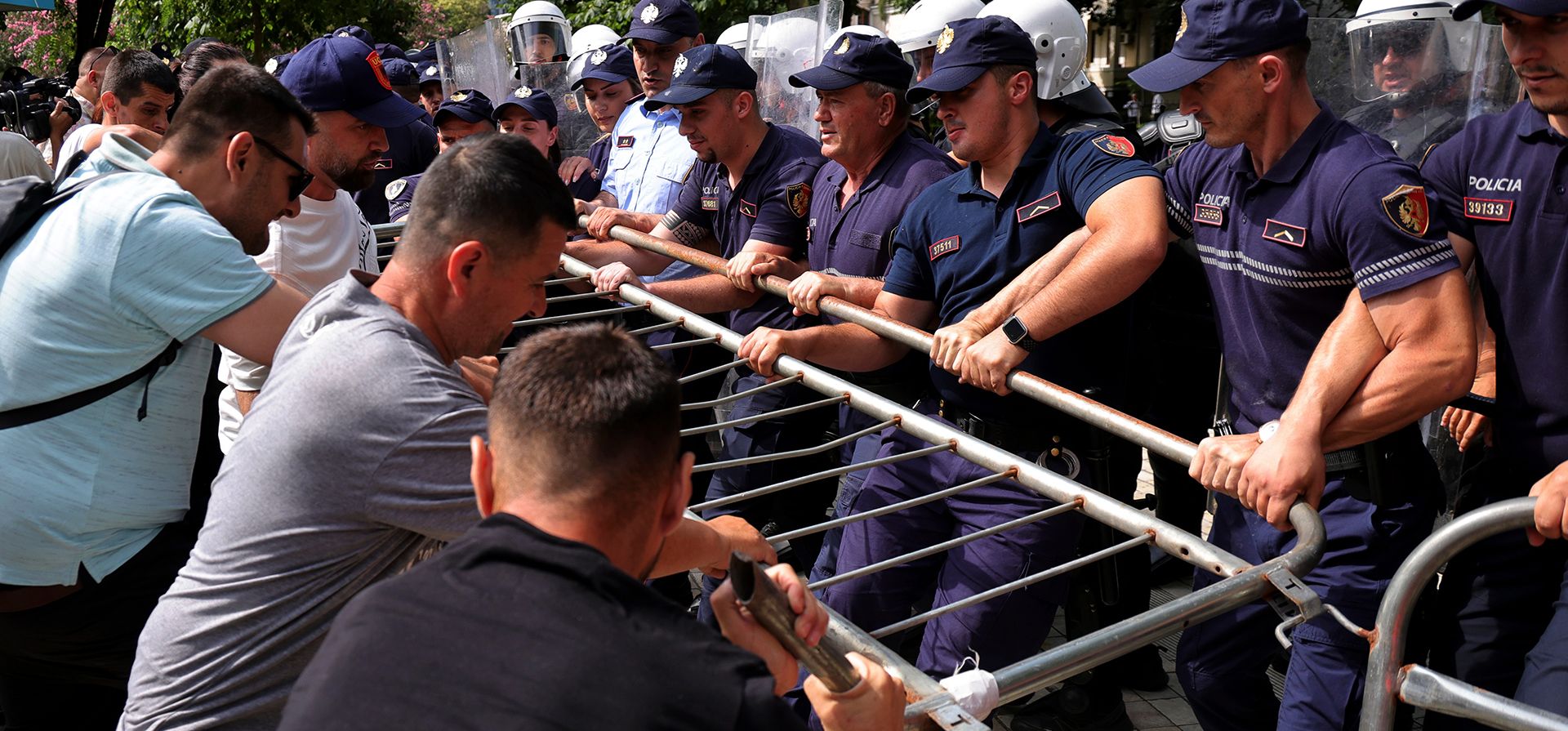 Manifestantes intentan retirar una barricada mientras la policía la sostiene durante los enfrentamientos en una protesta antigubernamental en Tirana, Albania, el jueves 2 de julio de 2026. (Foto AP/Hameraldi Agolli) Manifestantes intentan retirar una barricada mientras la policía la sostiene durante los enfrentamientos en una protesta antigubernamental en Tirana, Albania, el jueves 2 de julio de 2026. (Foto AP/Hameraldi Agolli)