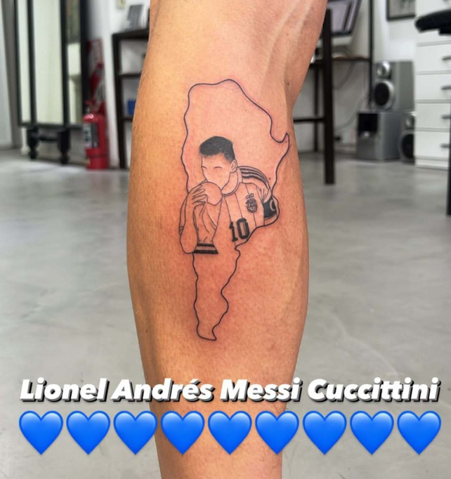 En la piel. Moneta lleva a Messi tatuado en una de sus piernas.
