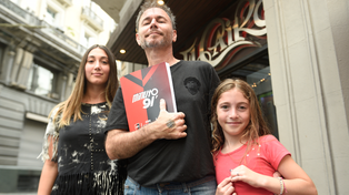 Mario Parodi, junto a sus hijas, con el libro de su abuelo publicado en 1987. Lo presentará con ellas en la sede del club.