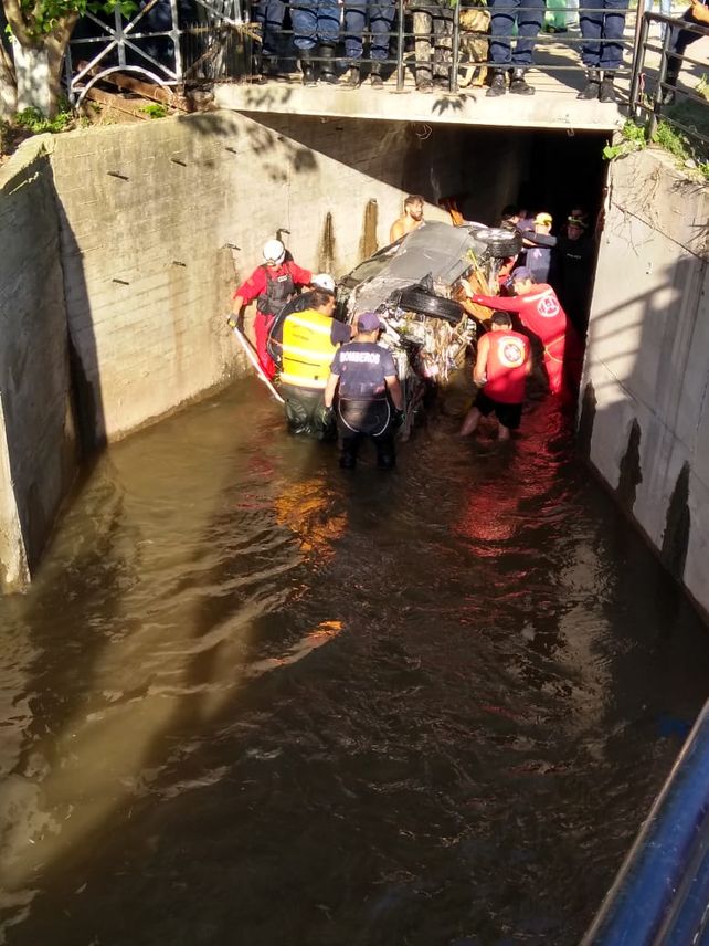 Las máquinas lograron sacar el auto de Fiorella Furlán del arroyo