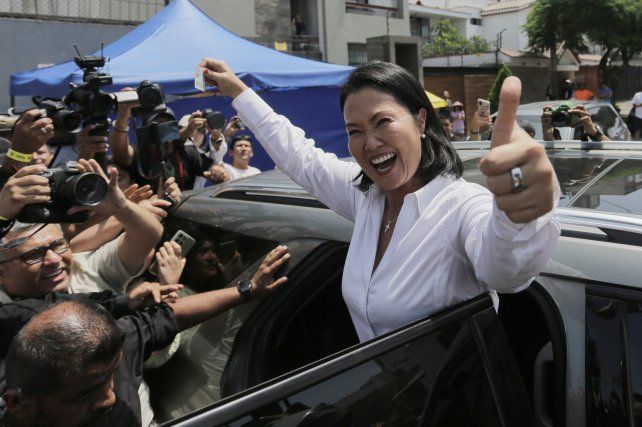 Keiko Fujimori y López Aliaga lideran en Perú, lejos de ganar en primera vuelta