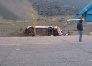 Desbarrancó un micro en las rutas mendocinas, hay tres chicos muertos