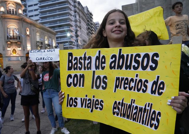 Una de las manifestaciones que realizaron familias y alumnos por el exorbitante aumento en el precio de&nbsp; los viajes estudiantiles a Carlos Paz.