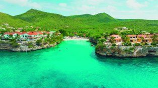 Curazao es famosa por sus playas en ensenadas y sus extensos arrecifes de coral con abundante fauna marina.