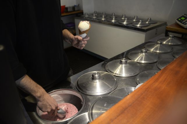 Algunas heladerías hacen una base neutra y después le ponen sabor y color