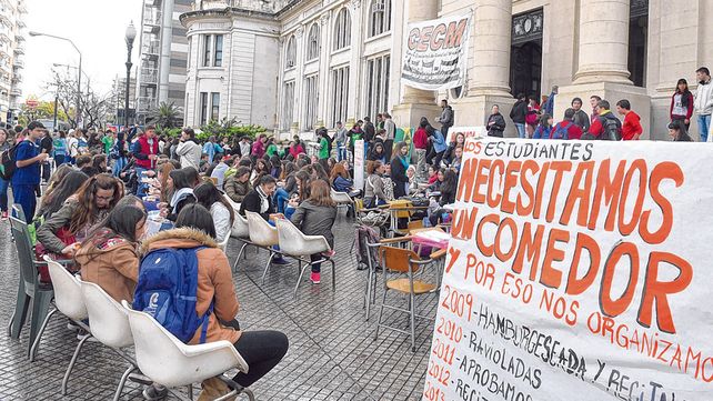 Reclamo. Una de las protestas que realizaron estudiantes de medicina reclamando la apertura del comedor universitario.