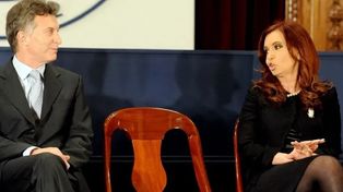 Cristina Kirchner y Mauricio Macri, desafiados en sus espacios políticos pero no vencidos.&nbsp;