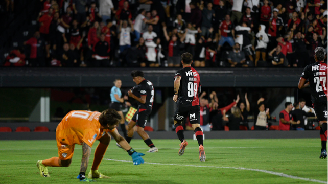 Facundo Guch, en el fondo, celebra su gol en el 1 a 1 ante Platense. Fue el inicio del invicto de Newell’s en el Parque.