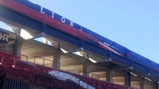 La foto filtrada. Este lunes empleados de Newells estaban pintando el nombre de la nueva tribuna.&nbsp;