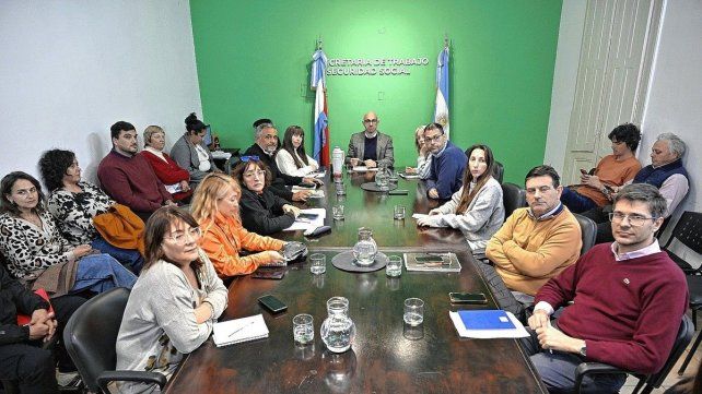 El Gobierno acordó con los gremios estatales una paritaria por tres meses.