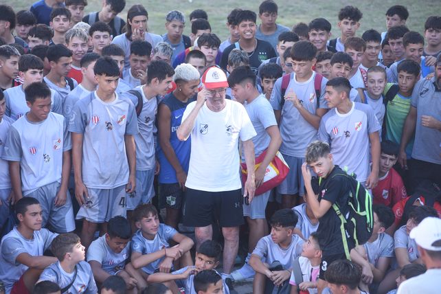 En casa.  Jorge  Raúl Solari decidió volver a dirigir en el club que fundó en 1975.  