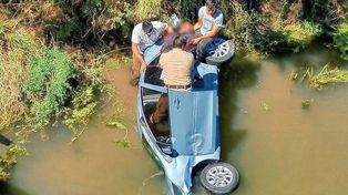 Un auto cayó a un arroyo: rescataron a la conductora