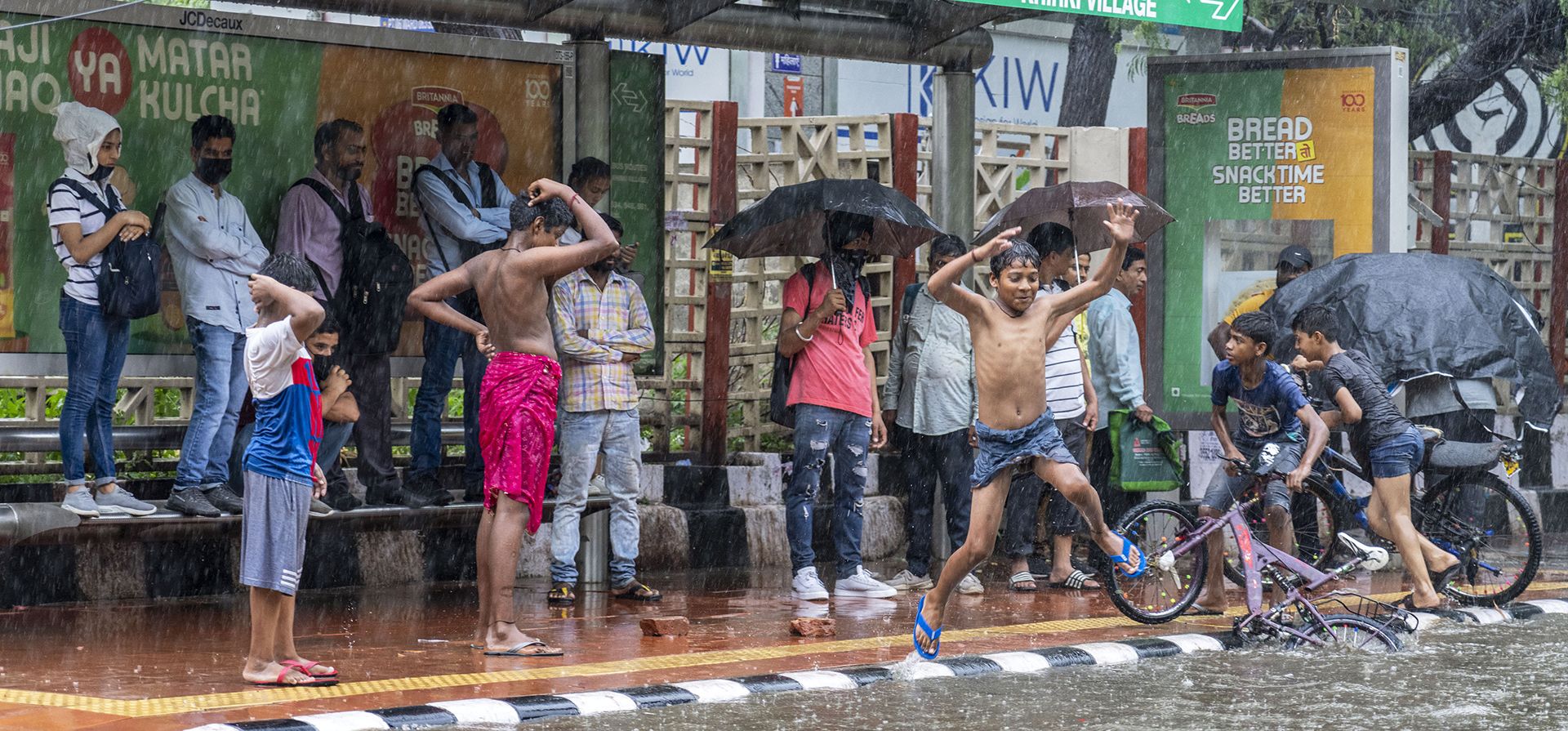Un grupo de niños juegan mientras llueve en Nueva Delhi el jueves 30 de junio de 2025. La temporada del monzón en la India va de junio a septiembre.