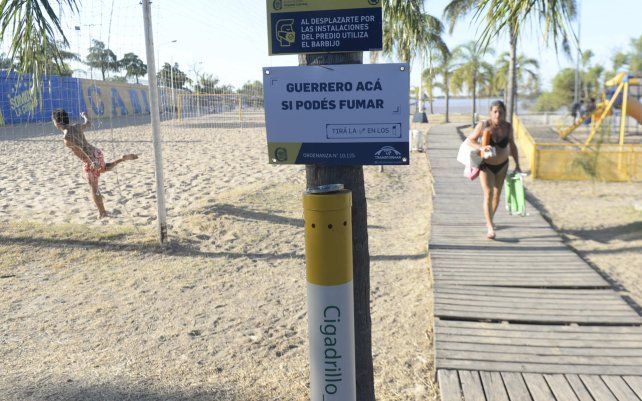 Instalan ceniceros y espacios especiales para fumadores en las playas de Rosario.