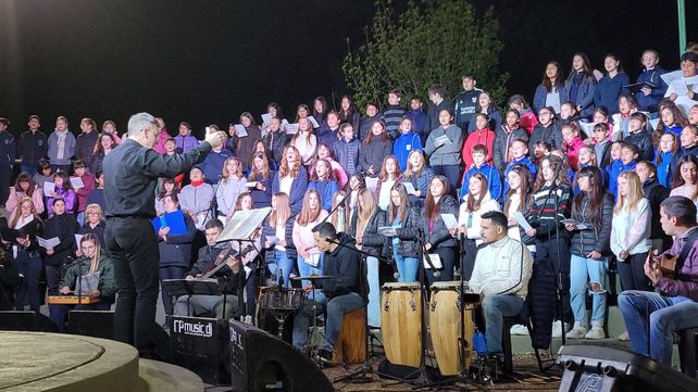 Más de 170 niños inundaron de música la plaza de Zenón Pereyra