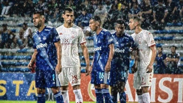 Huracán jugó bajo la lluvia en Ecuador.