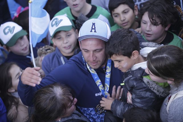 Histórico recibimiento a los jugadores de sóftbol campeones del mundo