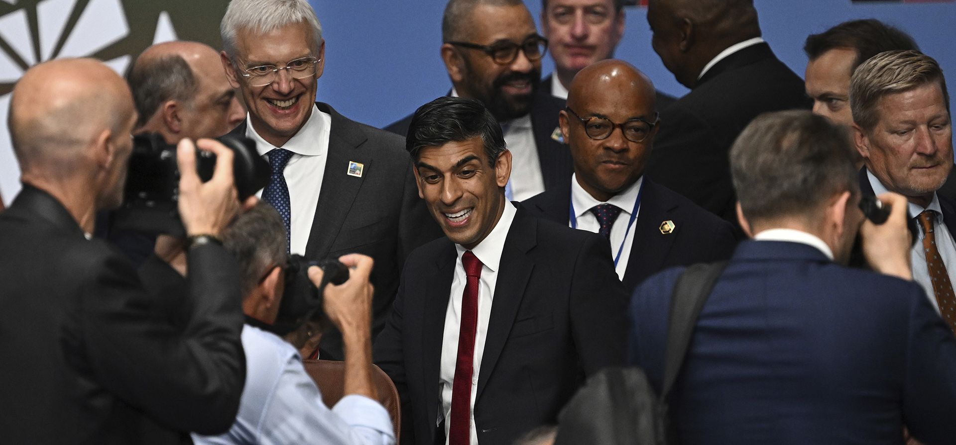 El primer ministro británico Rishi Sunak, centro, llega al inicio de la reunión del Consejo del Atlántico Norte (NAC) durante la Cumbre de la OTAN en Vilnius, Lituania, el martes 11 de julio de 2023. (Paul Ellis/Pool Photo vía AP) El primer ministro británico Rishi Sunak, centro, llega al inicio de la reunión del Consejo del Atlántico Norte (NAC) durante la Cumbre de la OTAN en Vilnius, Lituania, el martes 11 de julio de 2023. (Paul Ellis/Pool Photo vía AP)