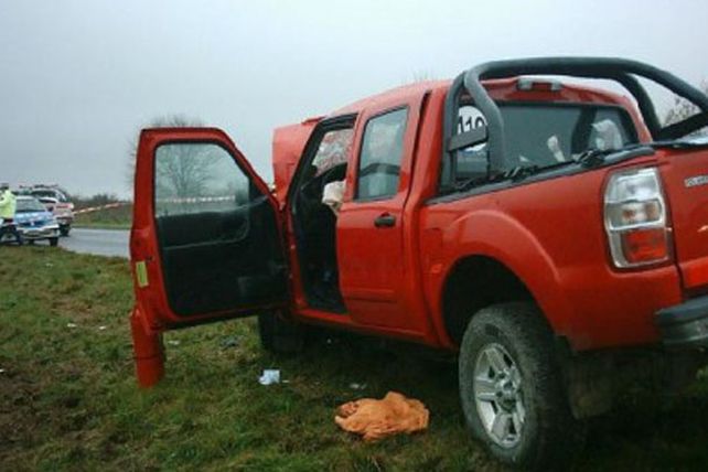 Chocaron de frente dos camionetas bajo la lluvia y murió una mujer oriunda de Viale