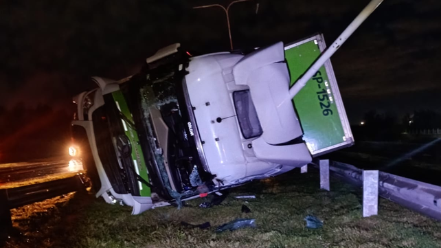 El vuelco del camión en la autopista a Santa Fe