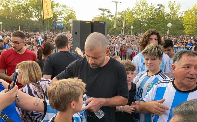 Una multitud recibió a Walter Samuel