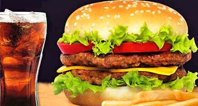 La osteoporosis es cada vez m&aacute;s frecuente por la comida chatarra